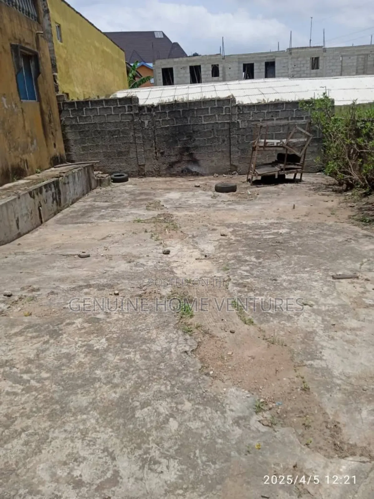 5bdrm Bungalow in Jumofak for sale