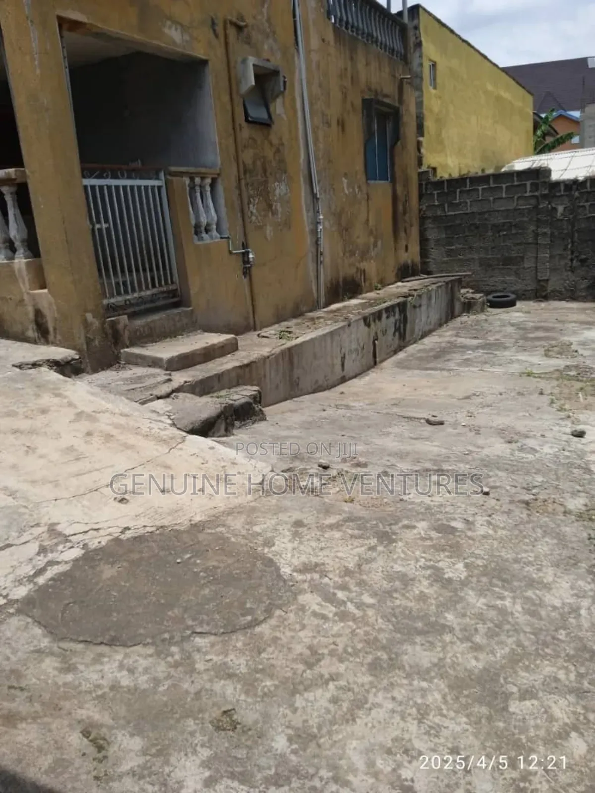 5bdrm Bungalow in Jumofak for sale