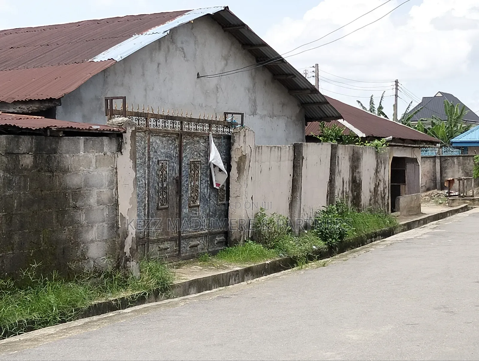 10bdrm Bungalow in Ehi Road , Aba ,Abia for sale