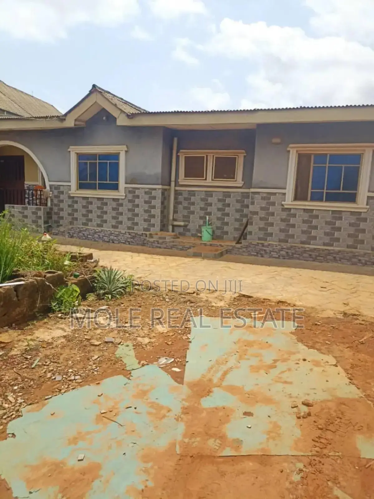 4bdrm Bungalow in Mopol Juntion Ayobo for sale