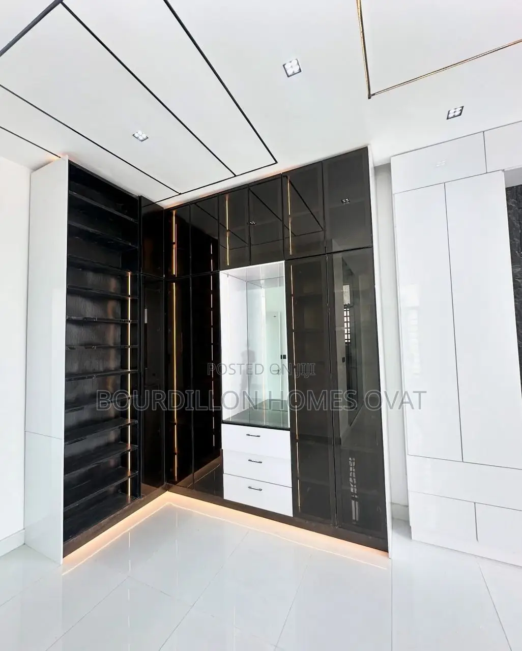 5bdrm Duplex in Chevron for sale