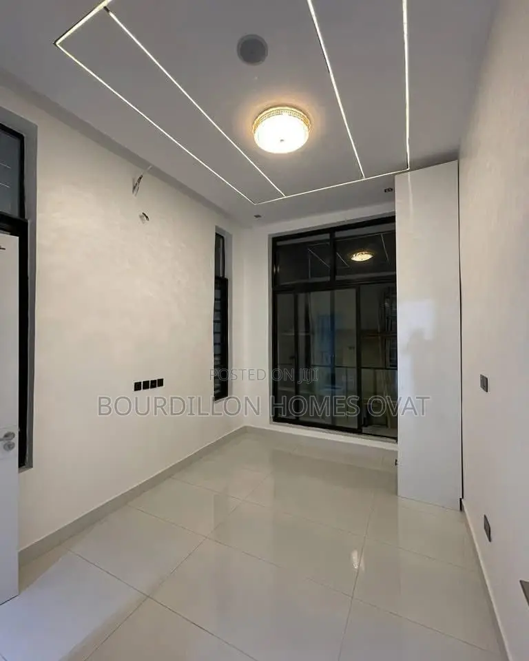 5bdrm Duplex in Chevron for sale