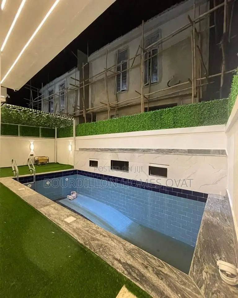 5bdrm Duplex in Chevron for sale