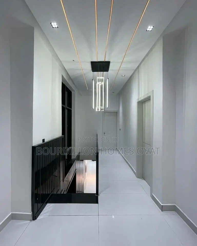 5bdrm Duplex in Chevron for sale
