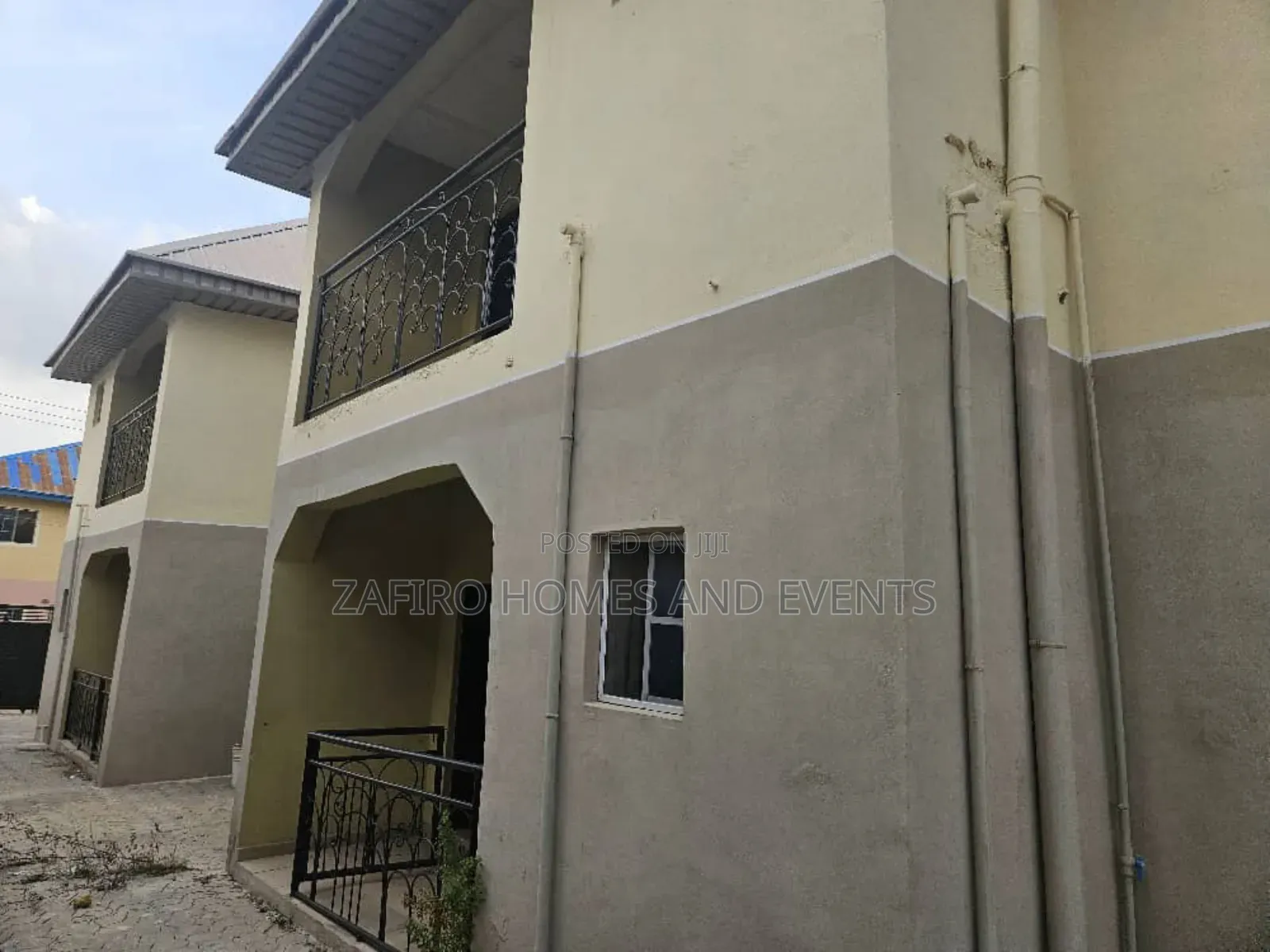 12bdrm Apartment in Akuru, Elebu Off, Ibadan for sale