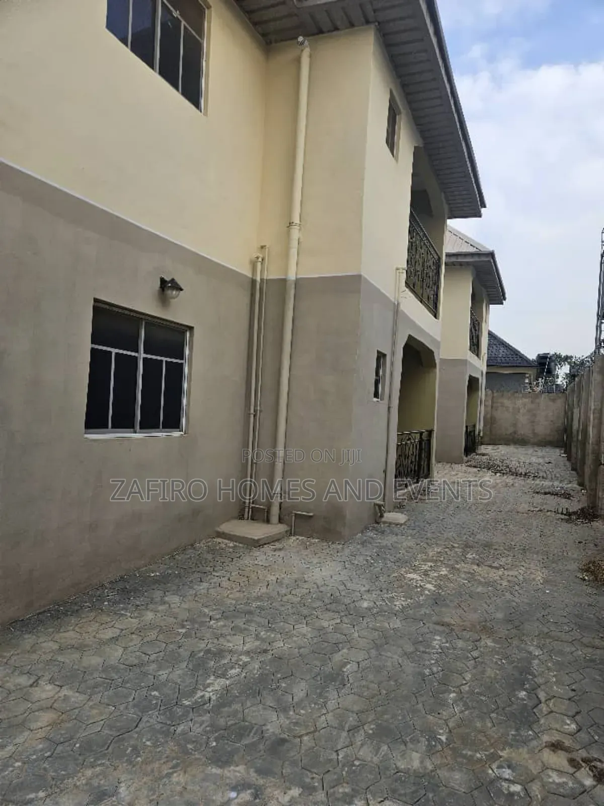 12bdrm Apartment in Akuru, Elebu Off, Ibadan for sale