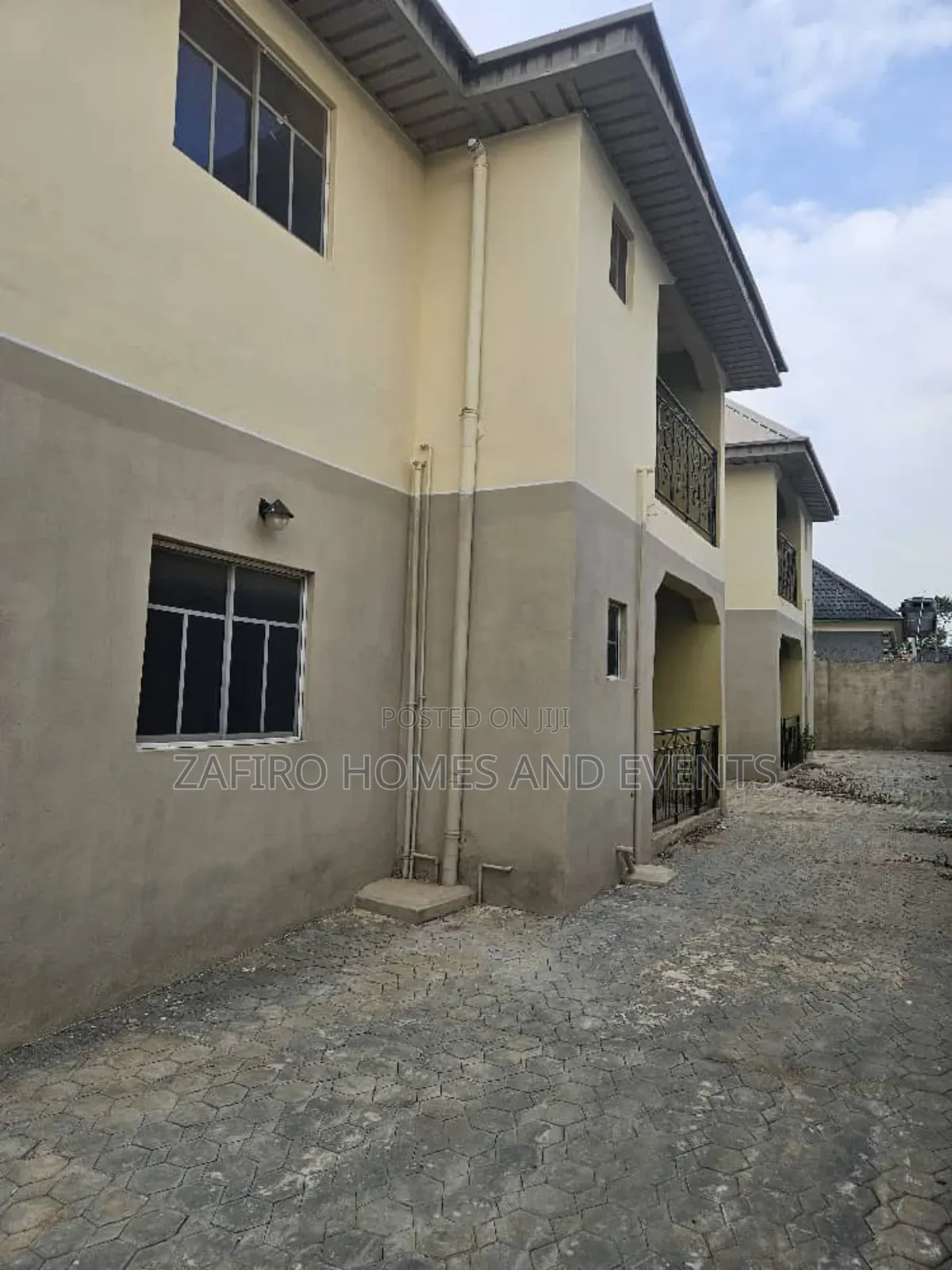 12bdrm Apartment in Akuru, Elebu Off, Ibadan for sale