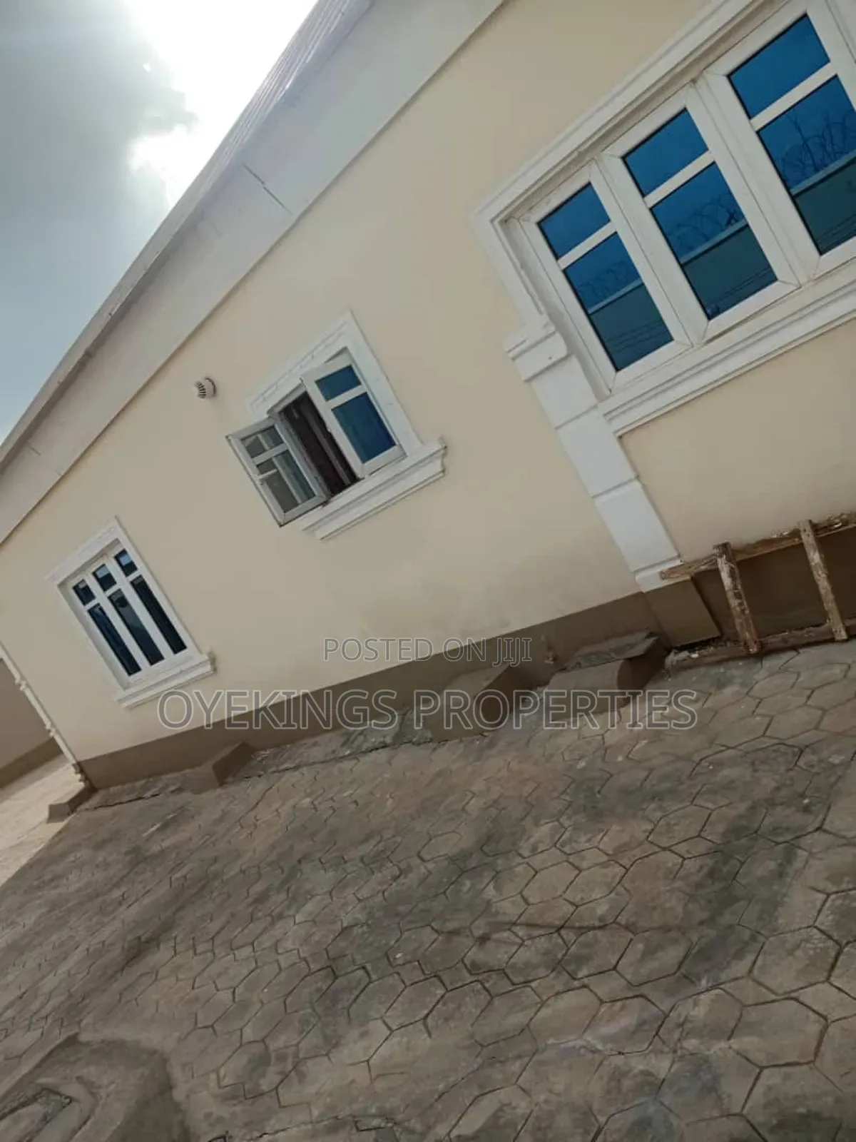 12bdrm Block of Flats in Mogana, Akala Express for sale
