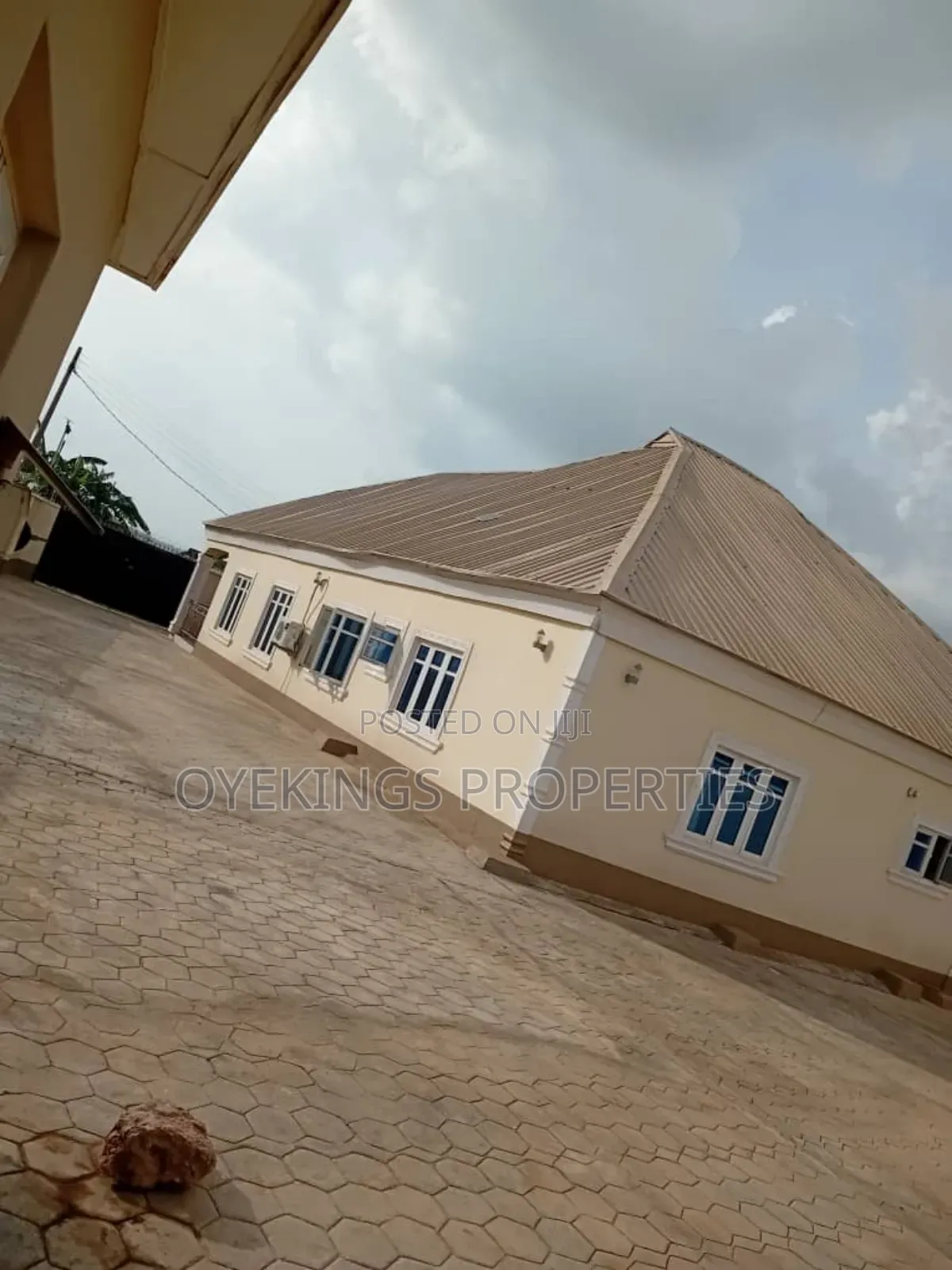 12bdrm Block of Flats in Mogana, Akala Express for sale