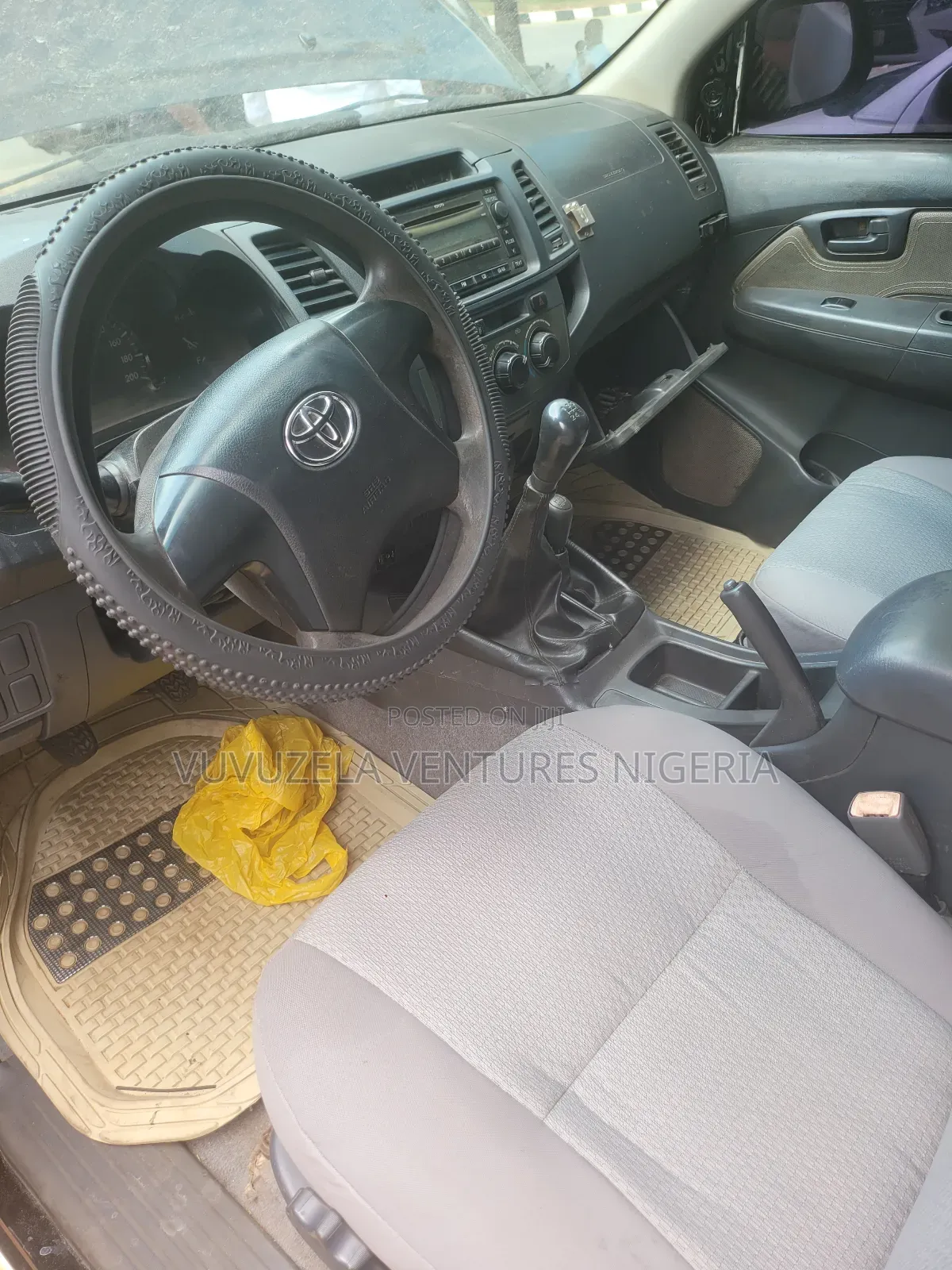 Toyota Hilux SR 4x4 2014 Black