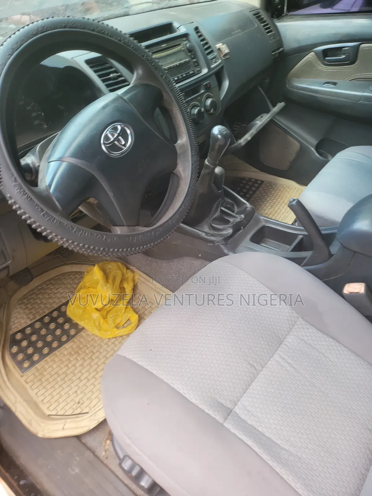 Toyota Hilux SR 4x4 2014 Black