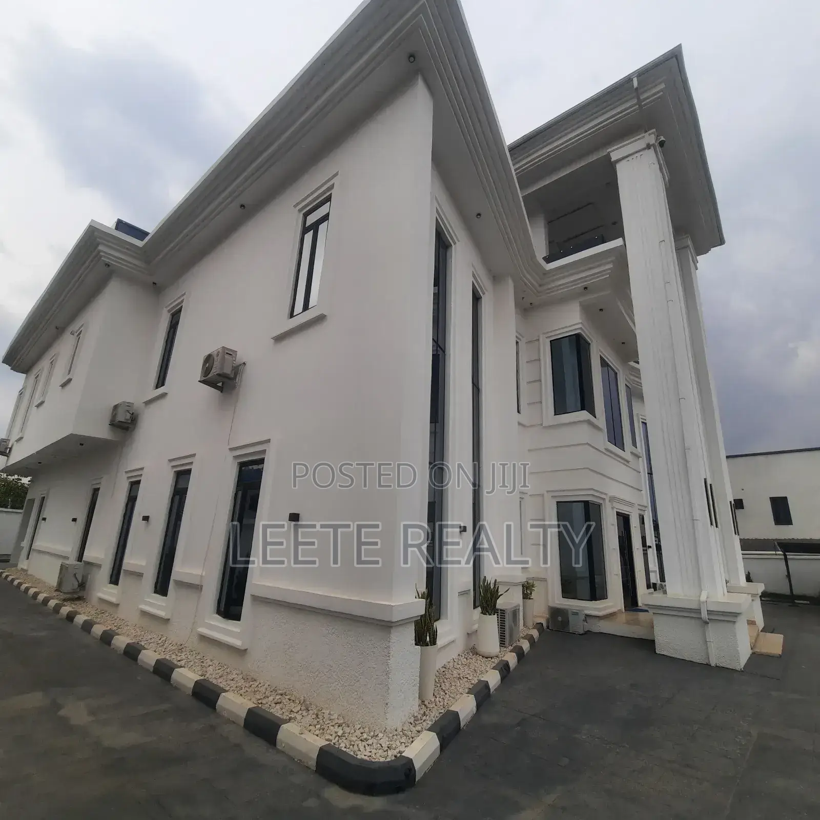 8bdrm Duplex in Guzape District for sale