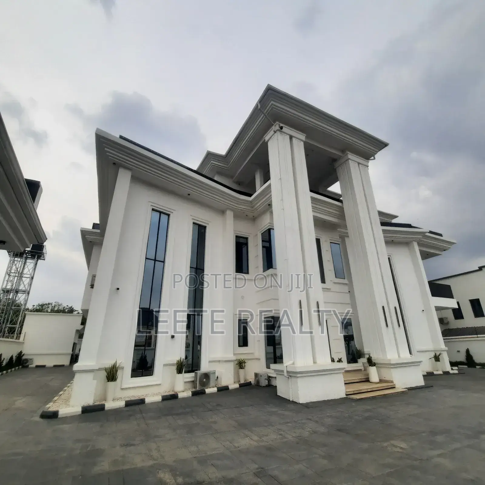 8bdrm Duplex in Guzape District for sale