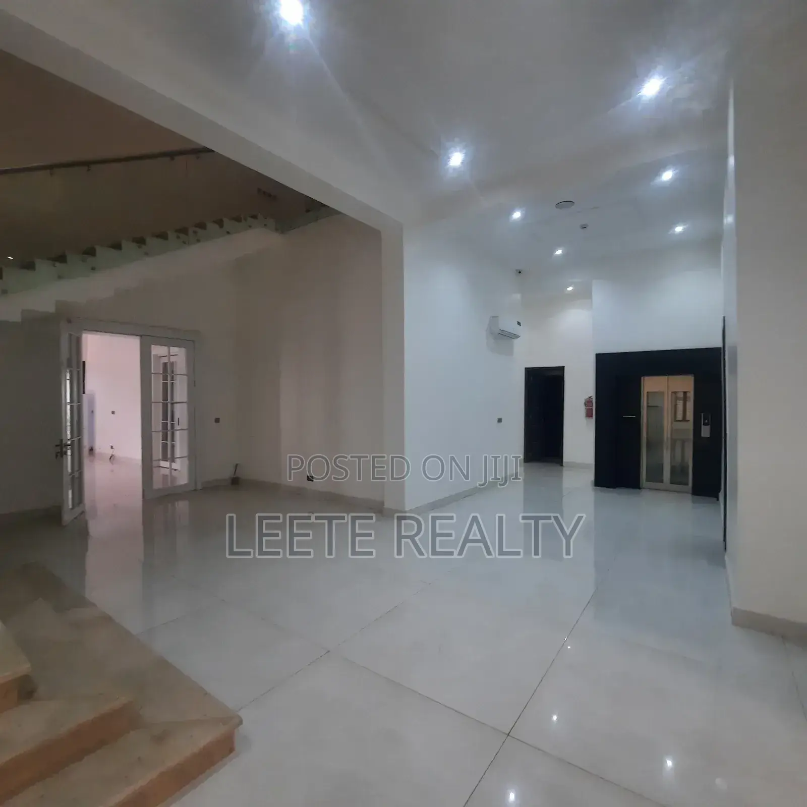 8bdrm Duplex in Guzape District for sale