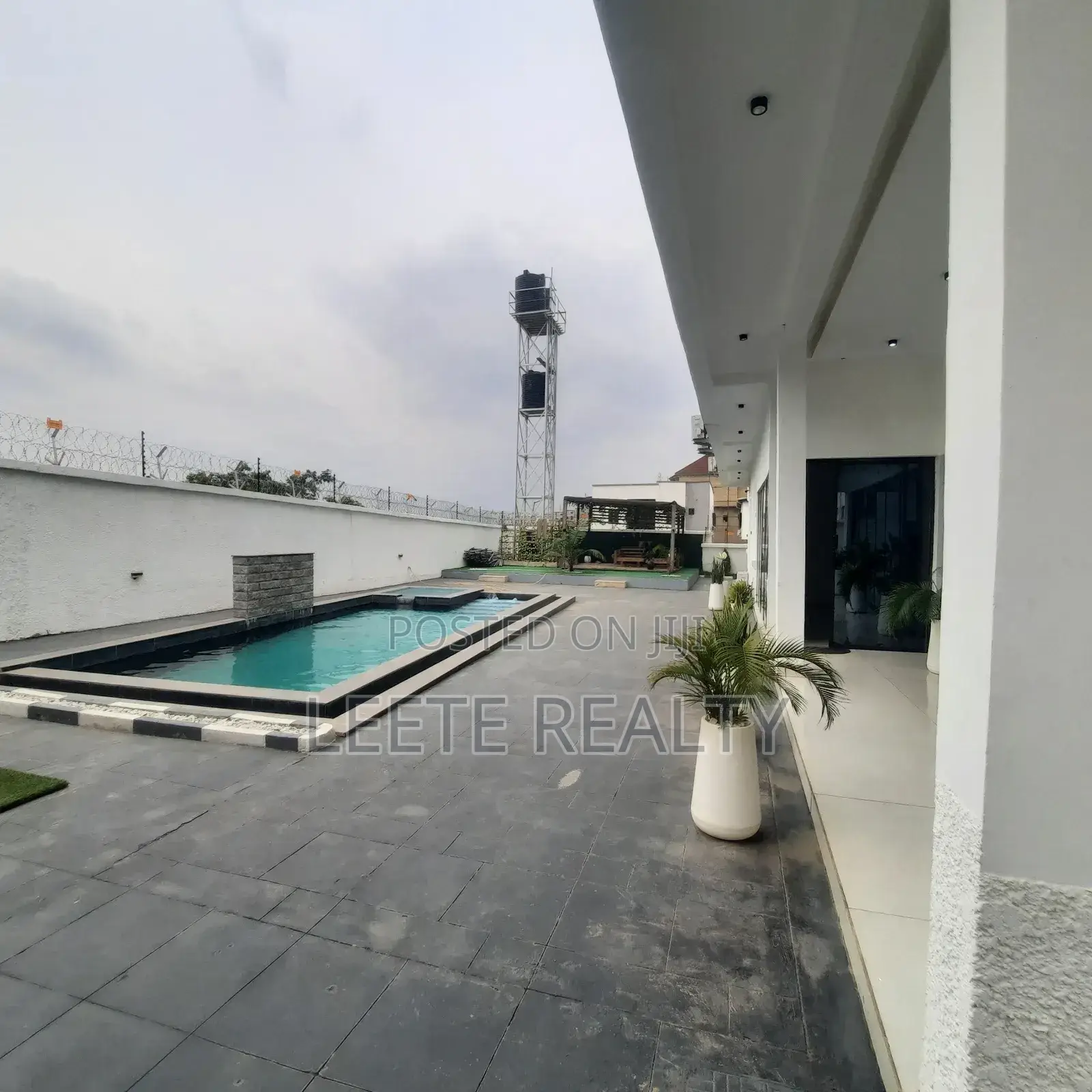 8bdrm Duplex in Guzape District for sale