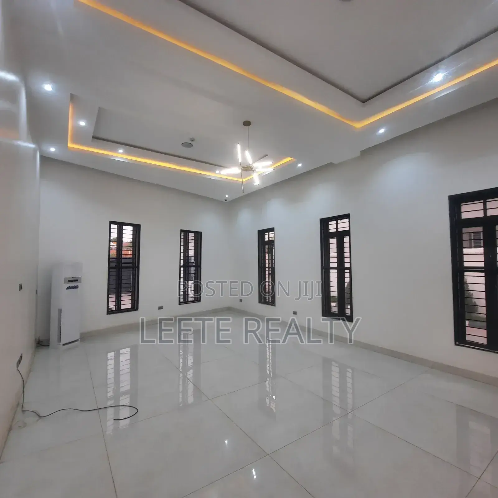 8bdrm Duplex in Guzape District for sale