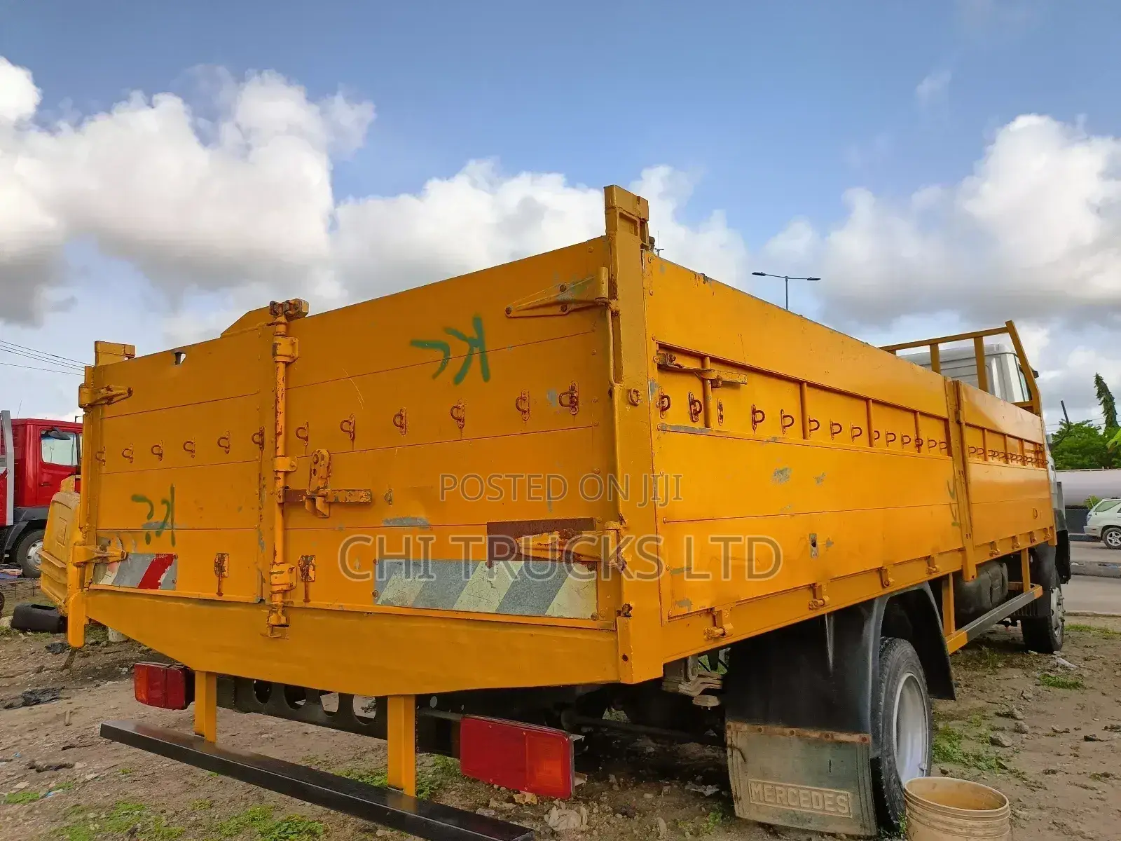 Mercedes Benz 814 Truck 6 Cylinder Engine 20 Feet Long