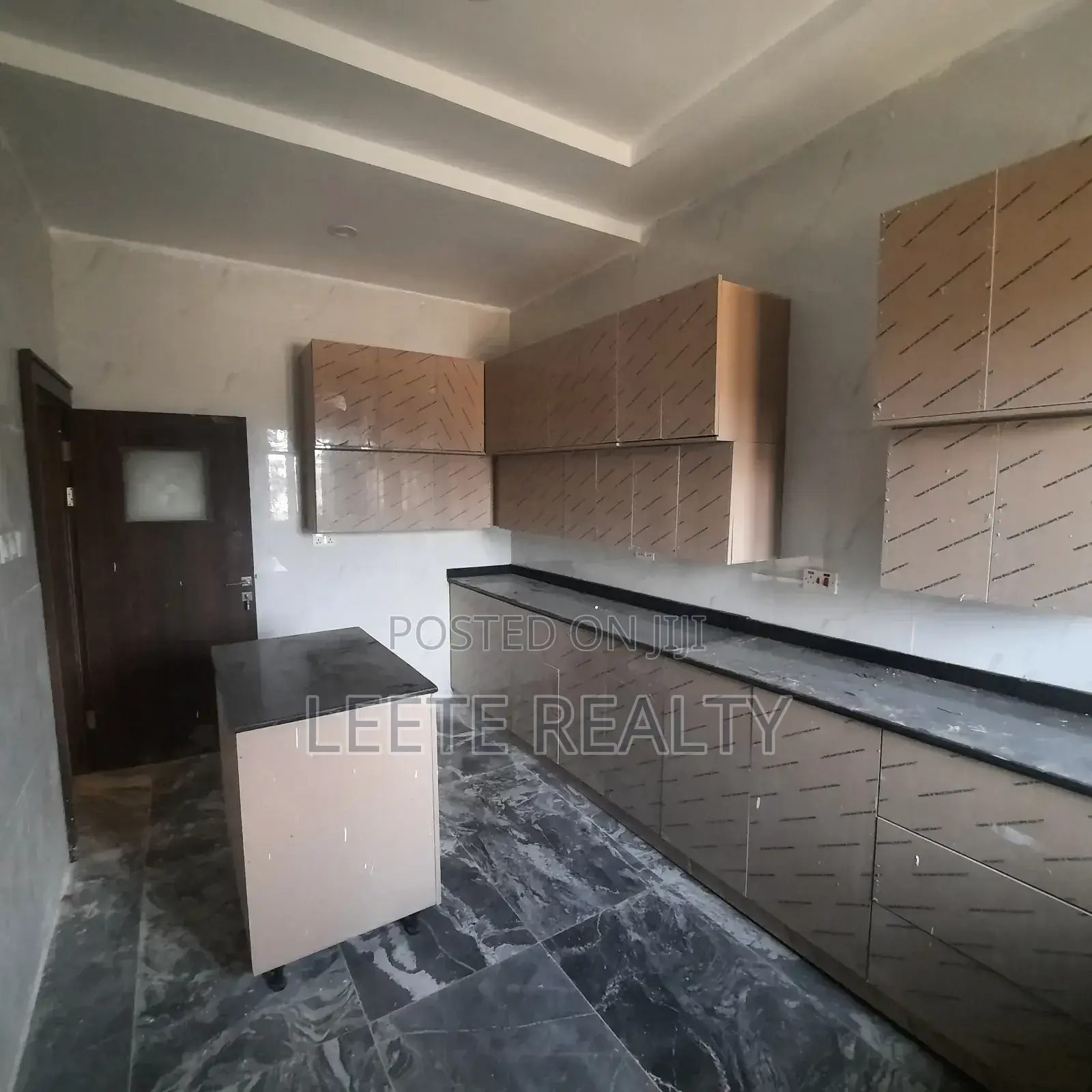 5bdrm Townhouse / Terrace in Mabushi for rent