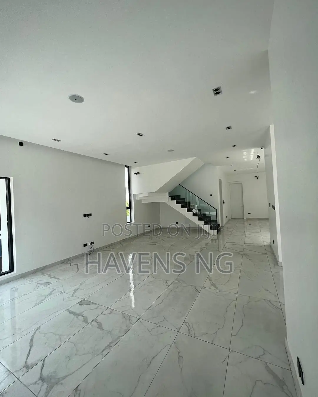 5bdrm Duplex in Ikota for sale