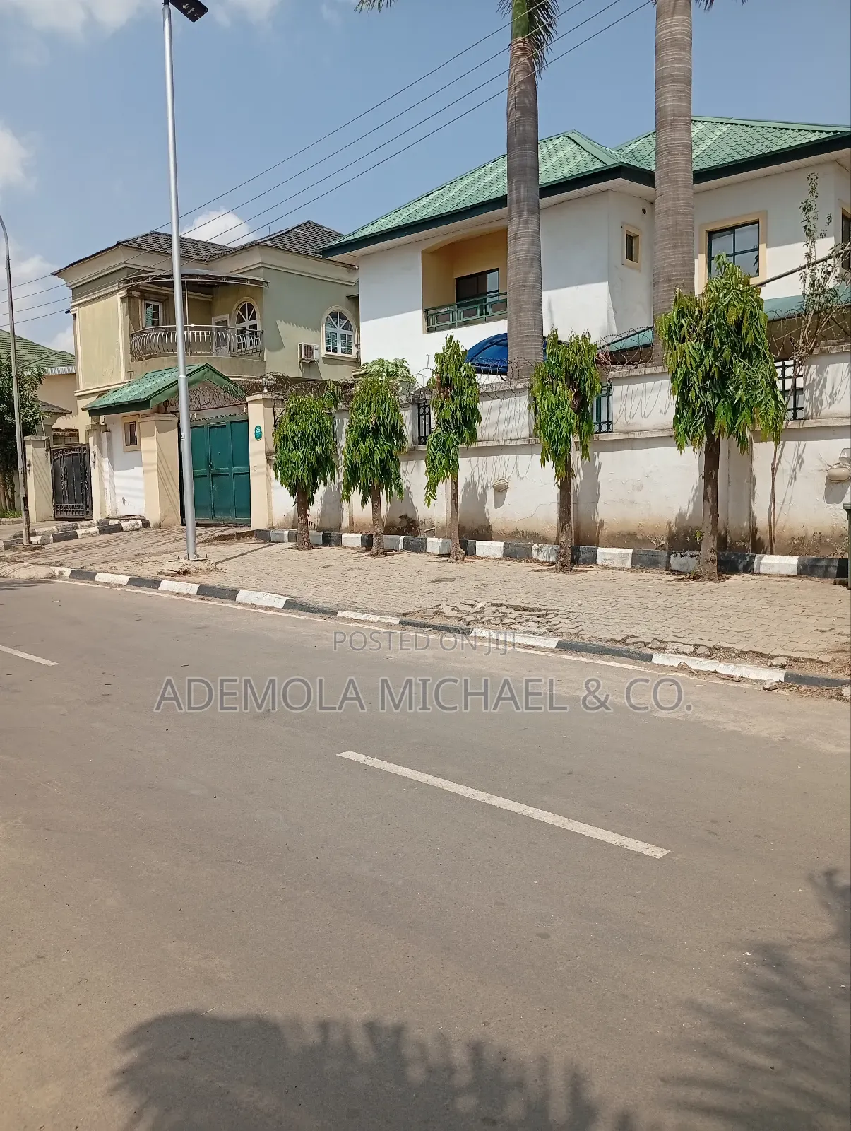 5bdrm Duplex in Zone for sale