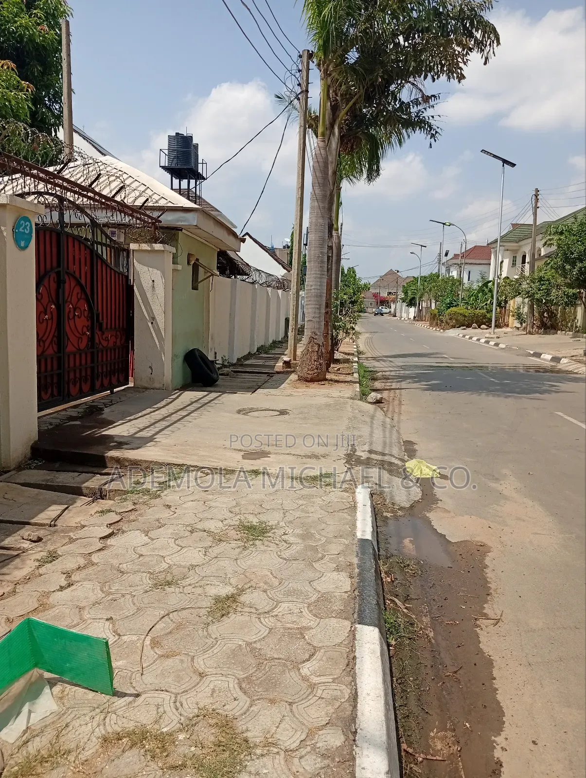 5bdrm Duplex in Zone for sale