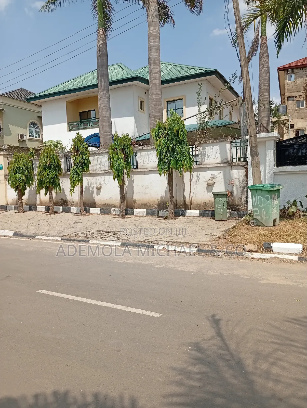 5bdrm Duplex in Zone for sale