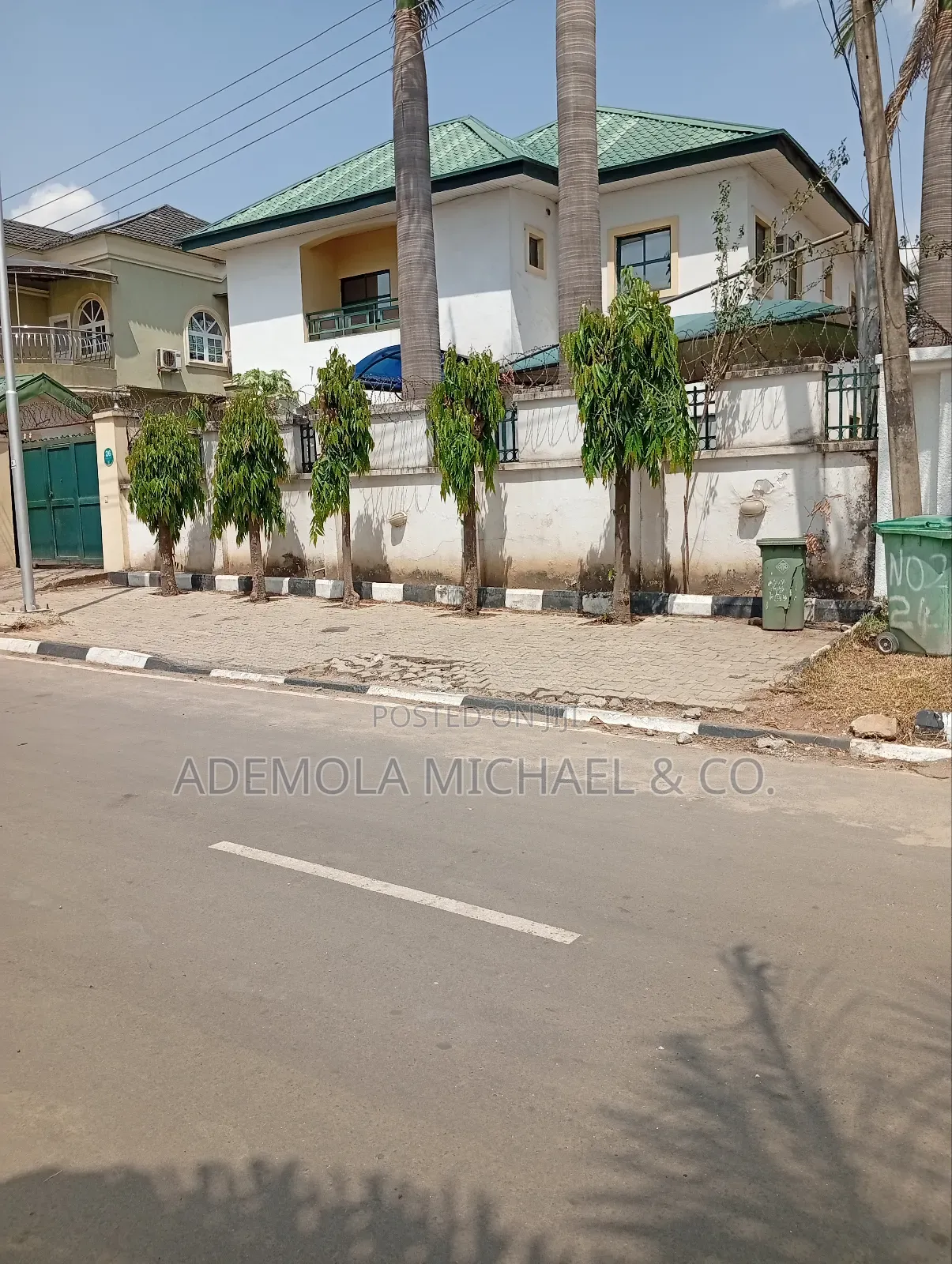 5bdrm Duplex in Zone for sale