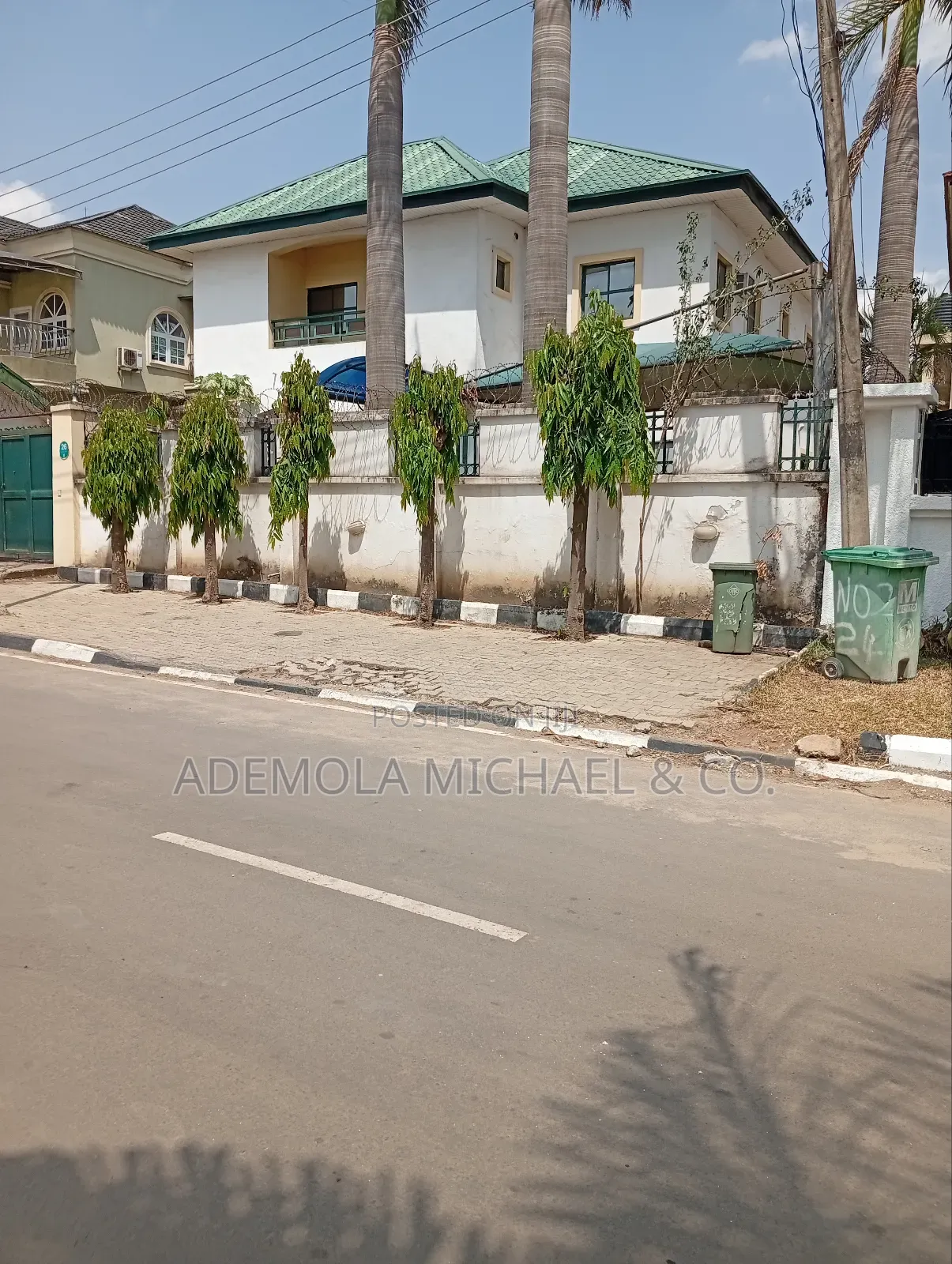 5bdrm Duplex in Zone for sale
