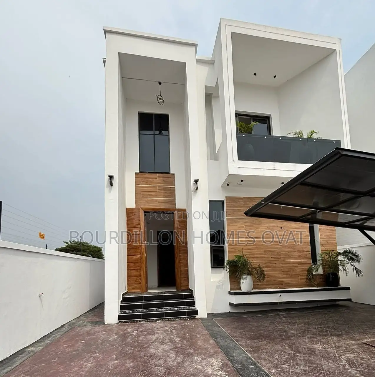 5bdrm Duplex in Chevron for sale