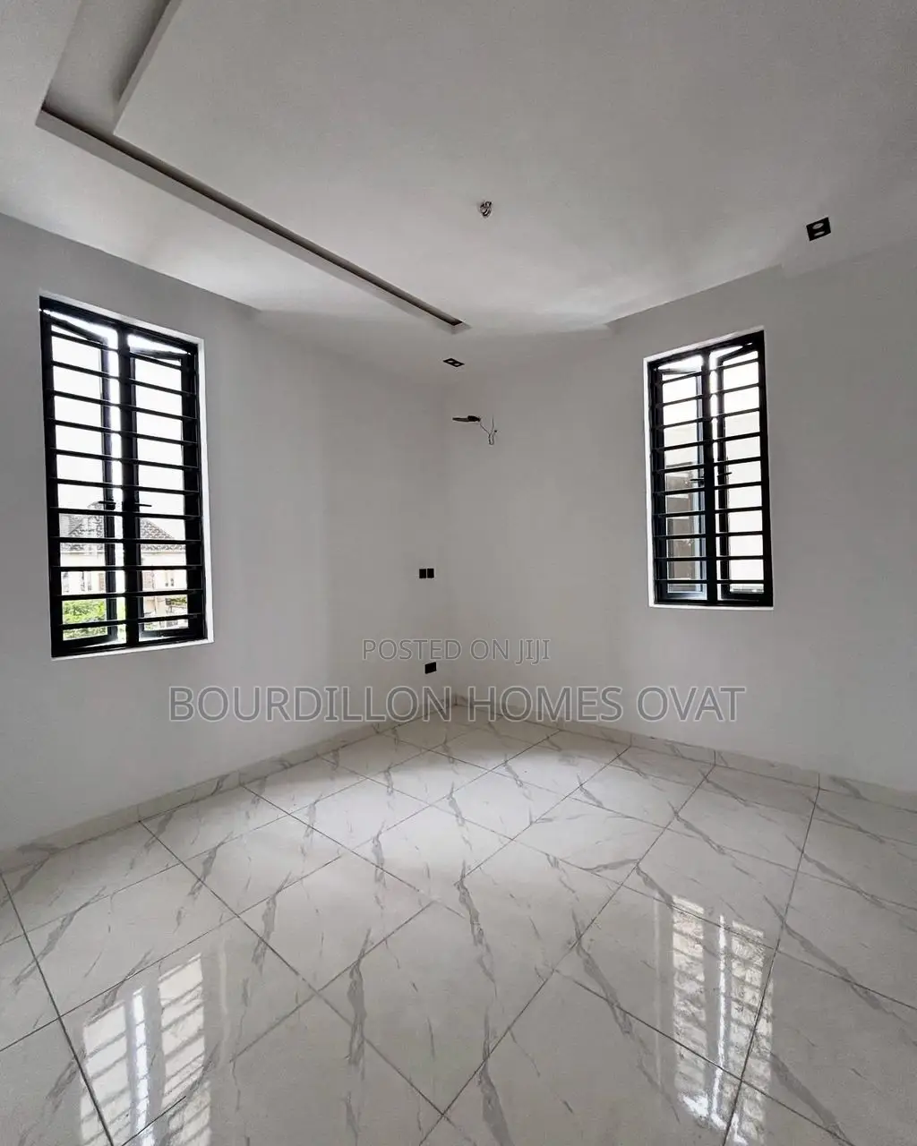 5bdrm Duplex in Chevron for sale