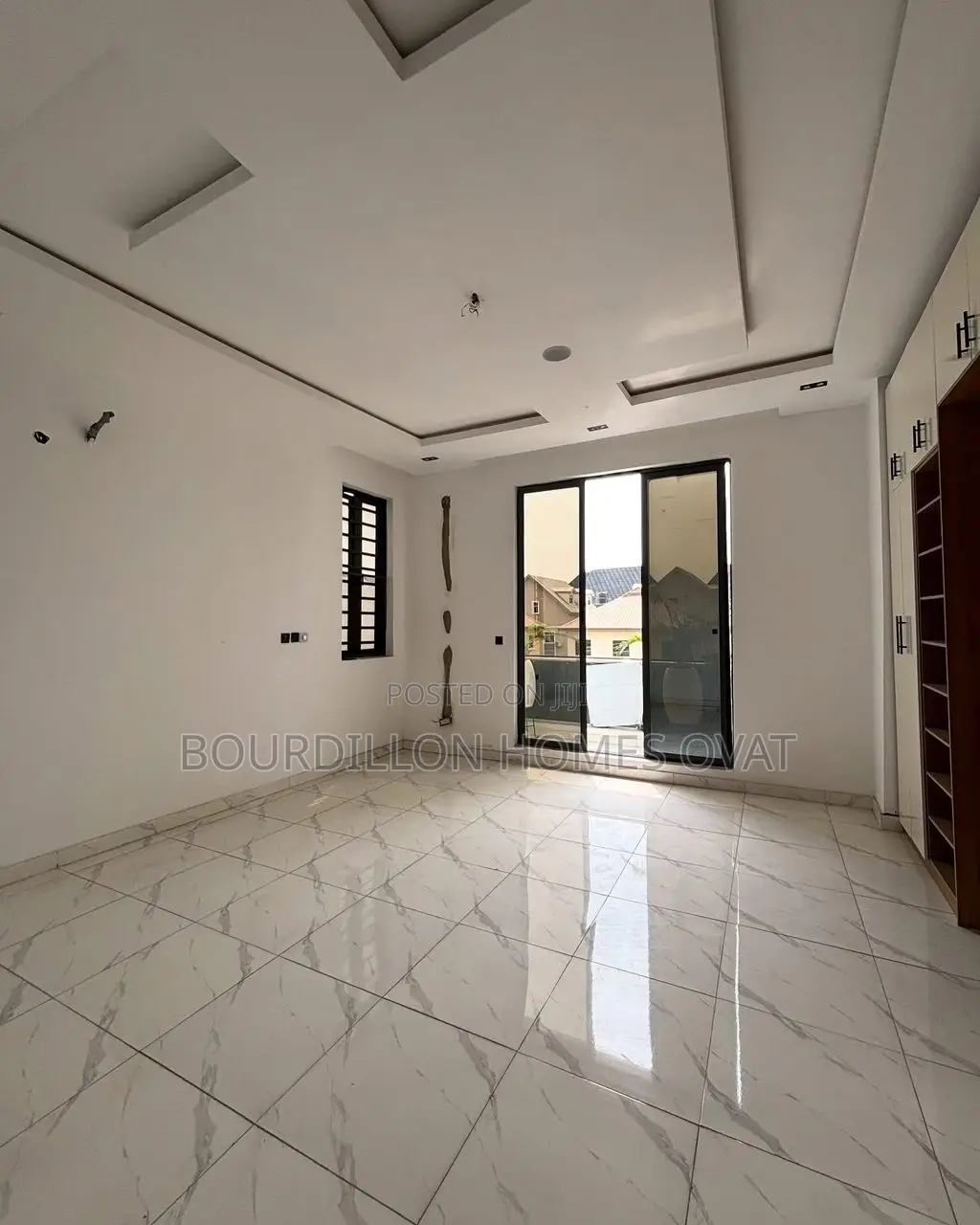 5bdrm Duplex in Chevron for sale