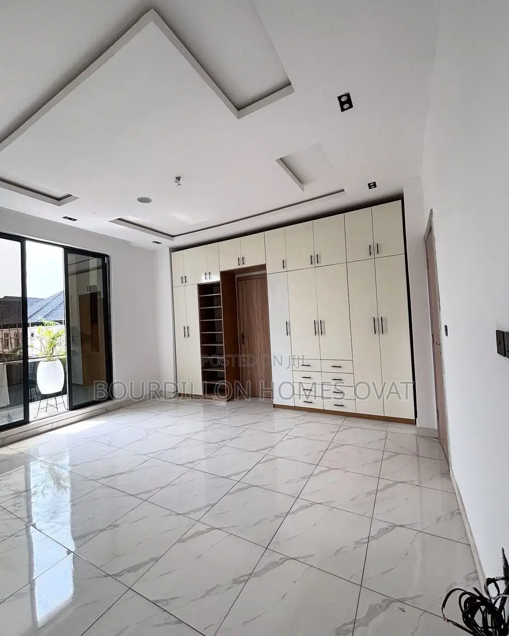 5bdrm Duplex in Chevron for sale