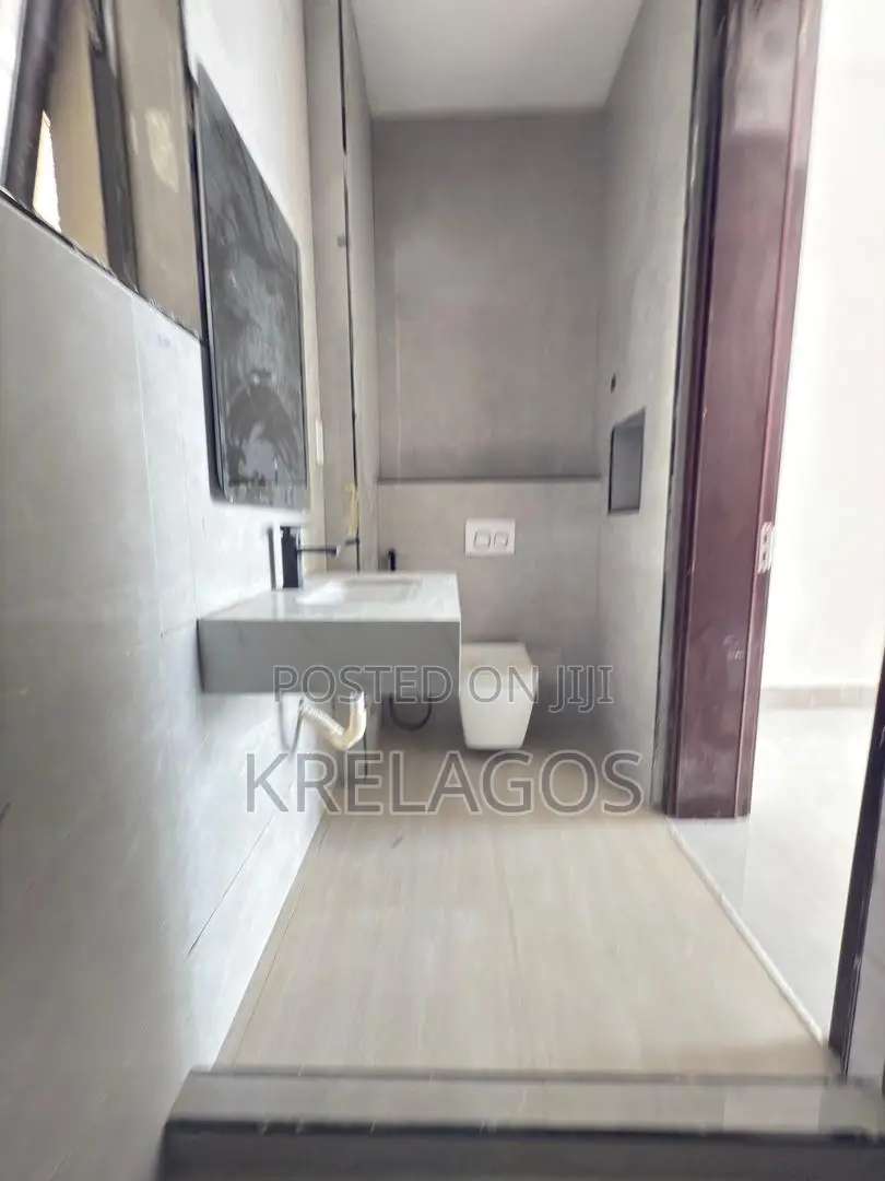 3bdrm Apartment in Lekki Phase 1 for sale