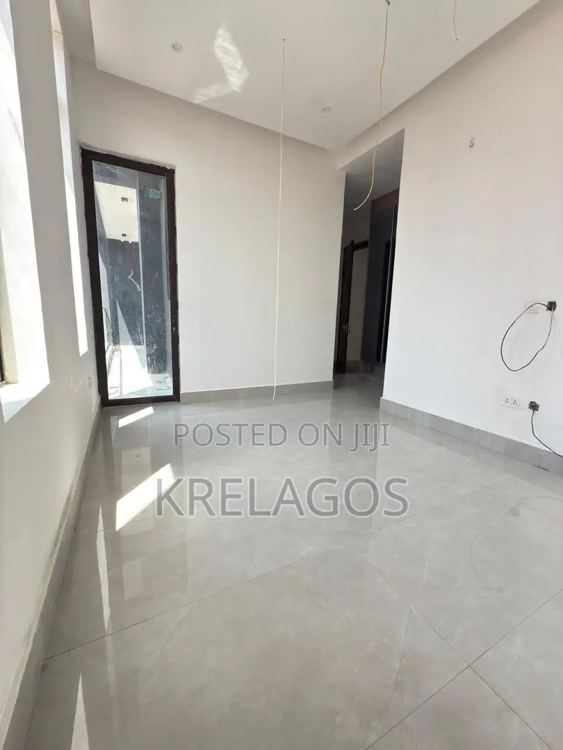 3bdrm Apartment in Lekki Phase 1 for sale