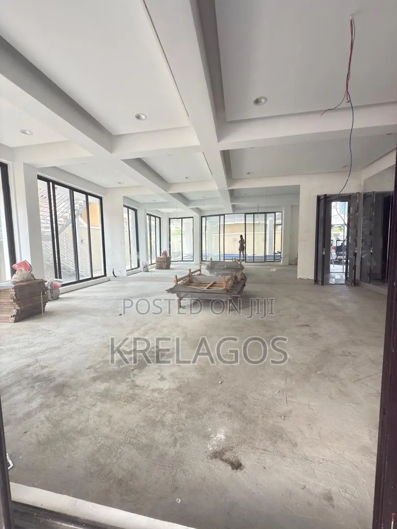 3bdrm Apartment in Lekki Phase 1 for sale
