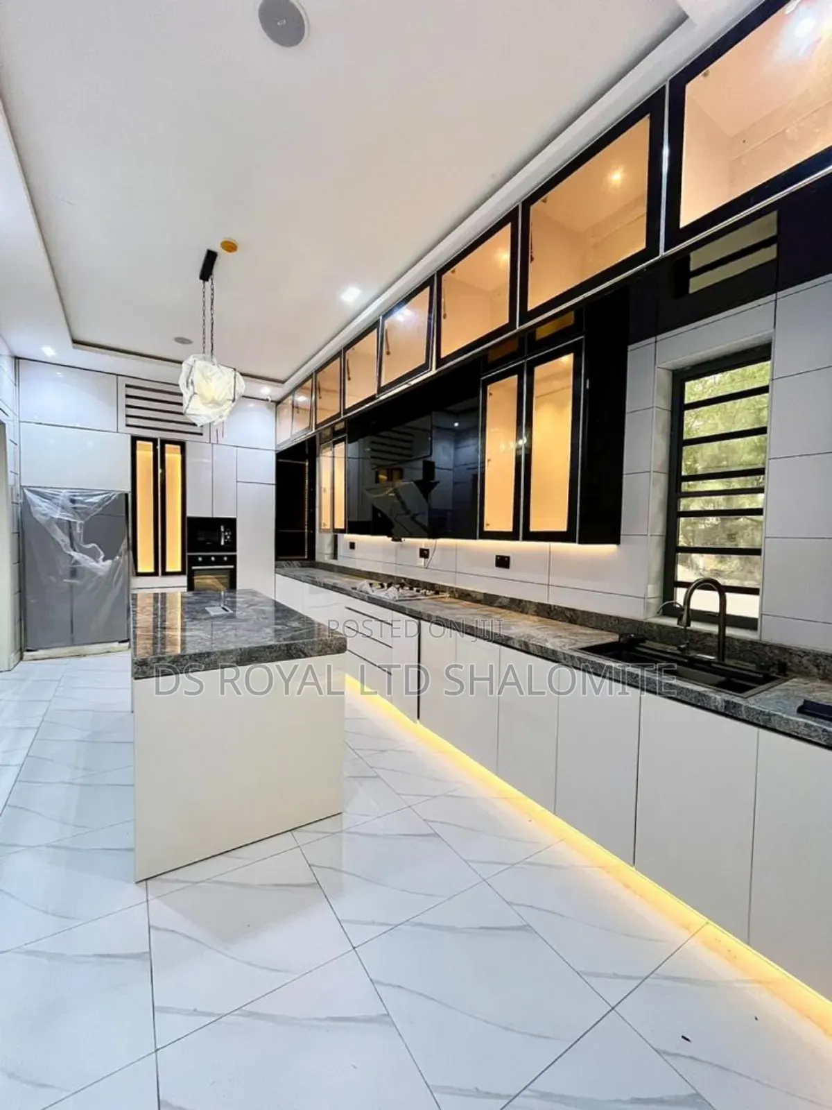 5bdrm Duplex in Lagos Island / Lagos Island for sale