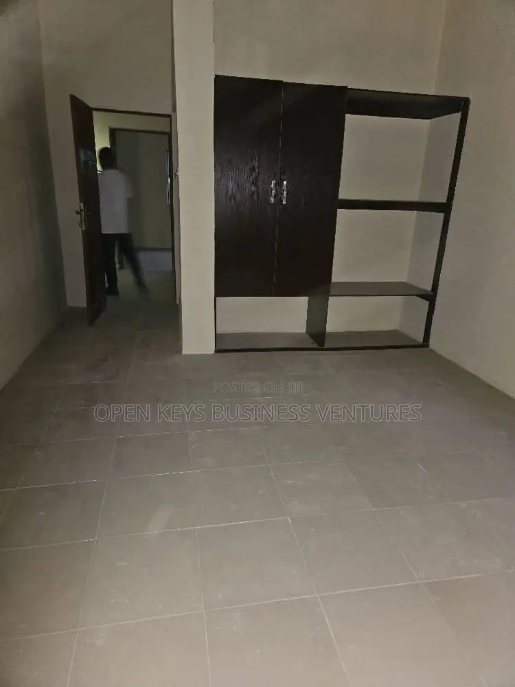 3bdrm Block of Flats in Yidi Elebu, Akala Express for sale