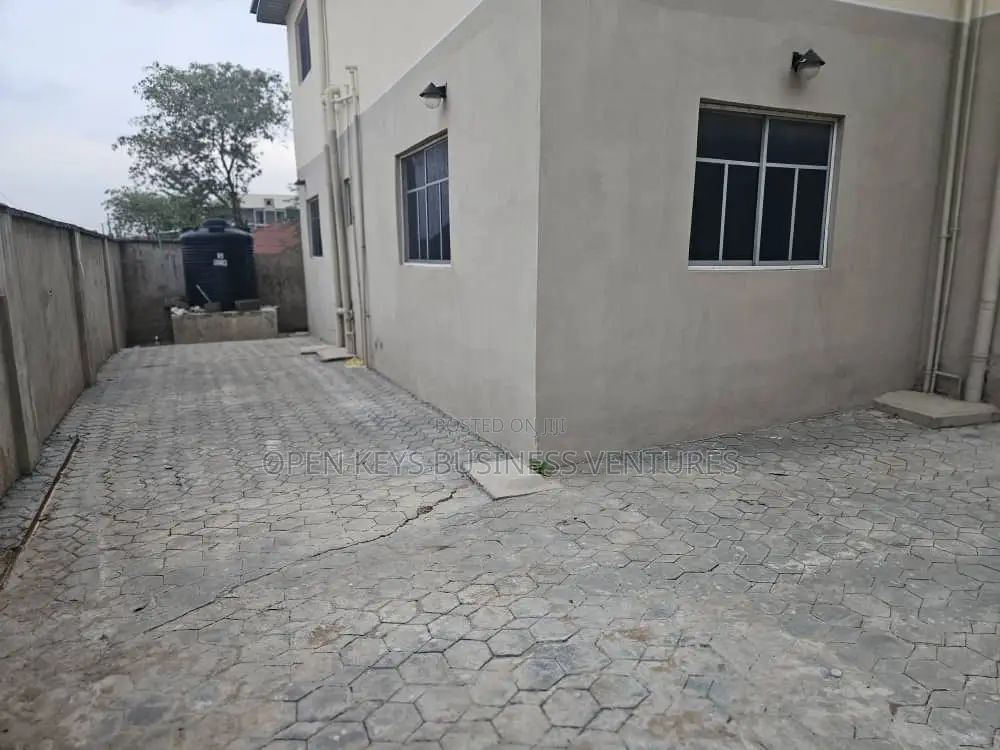 3bdrm Block of Flats in Yidi Elebu, Akala Express for sale