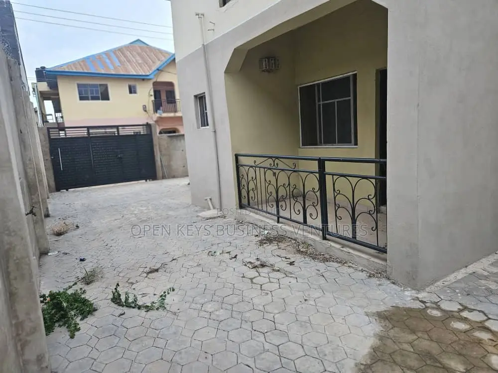 3bdrm Block of Flats in Yidi Elebu, Akala Express for sale