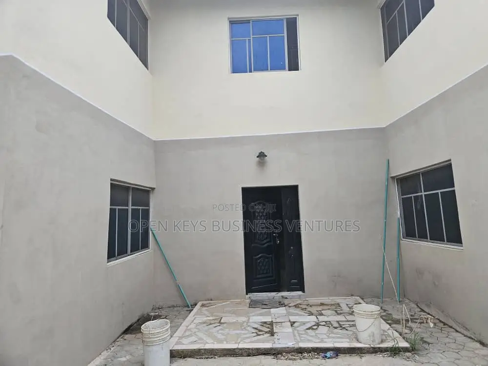 3bdrm Block of Flats in Yidi Elebu, Akala Express for sale