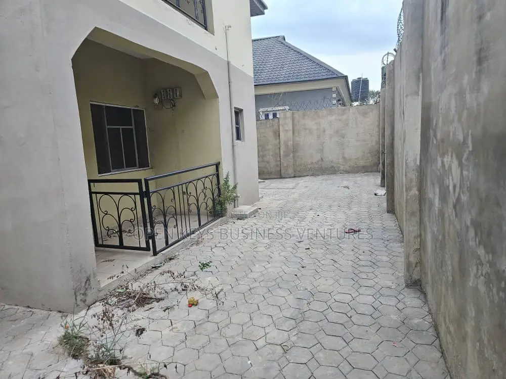 3bdrm Block of Flats in Yidi Elebu, Akala Express for sale