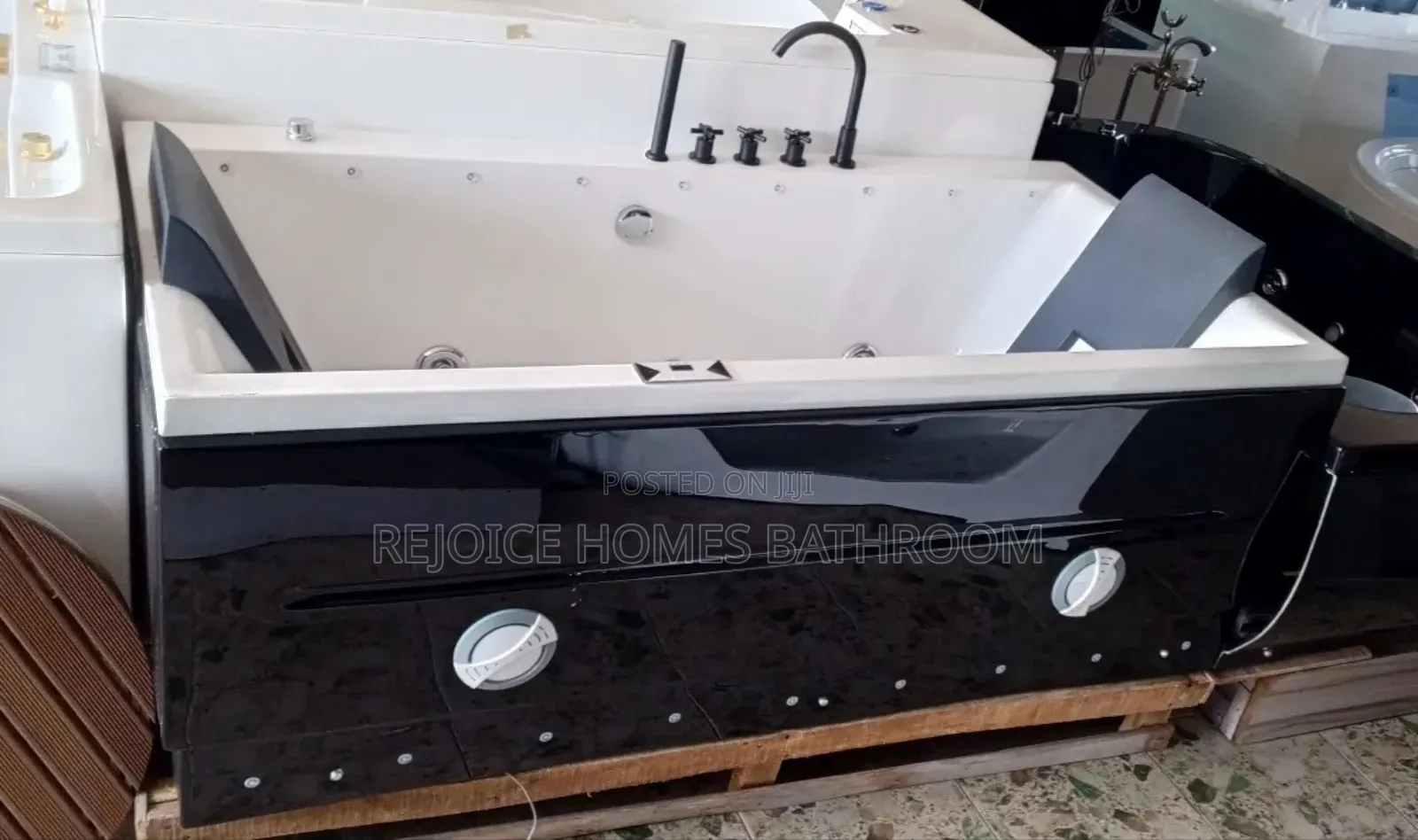 Luxury Black And White Single Jacuzzi Bathtub With Massage