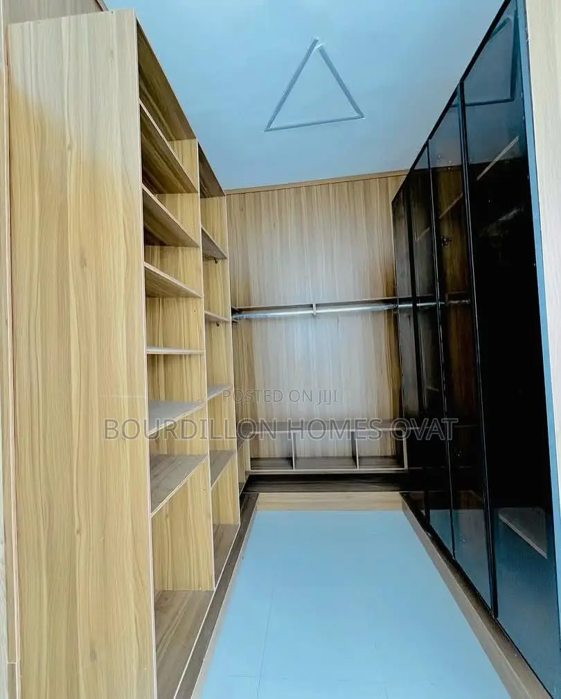 5bdrm Duplex in Chevron for sale