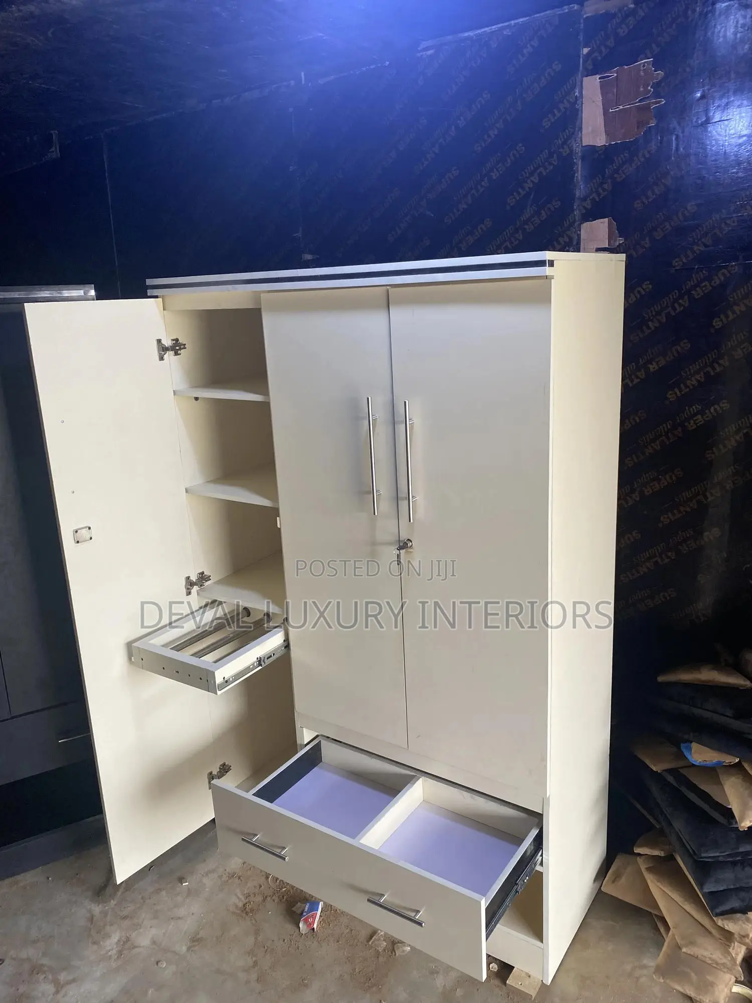 Wardrobe With 3 Doors and Trousers Hanger