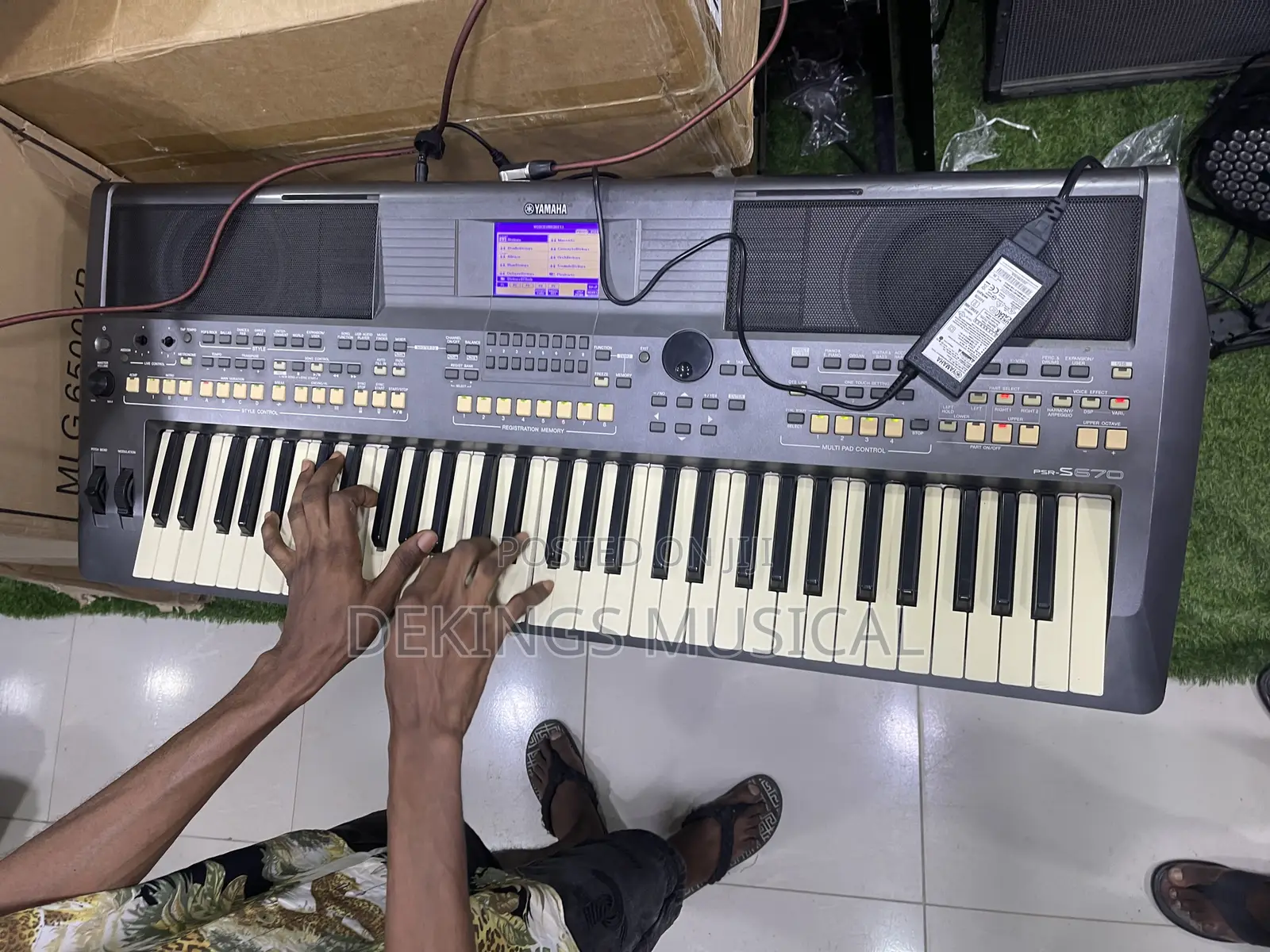 Yamaha PSR S670 Synthesizer Keyboard