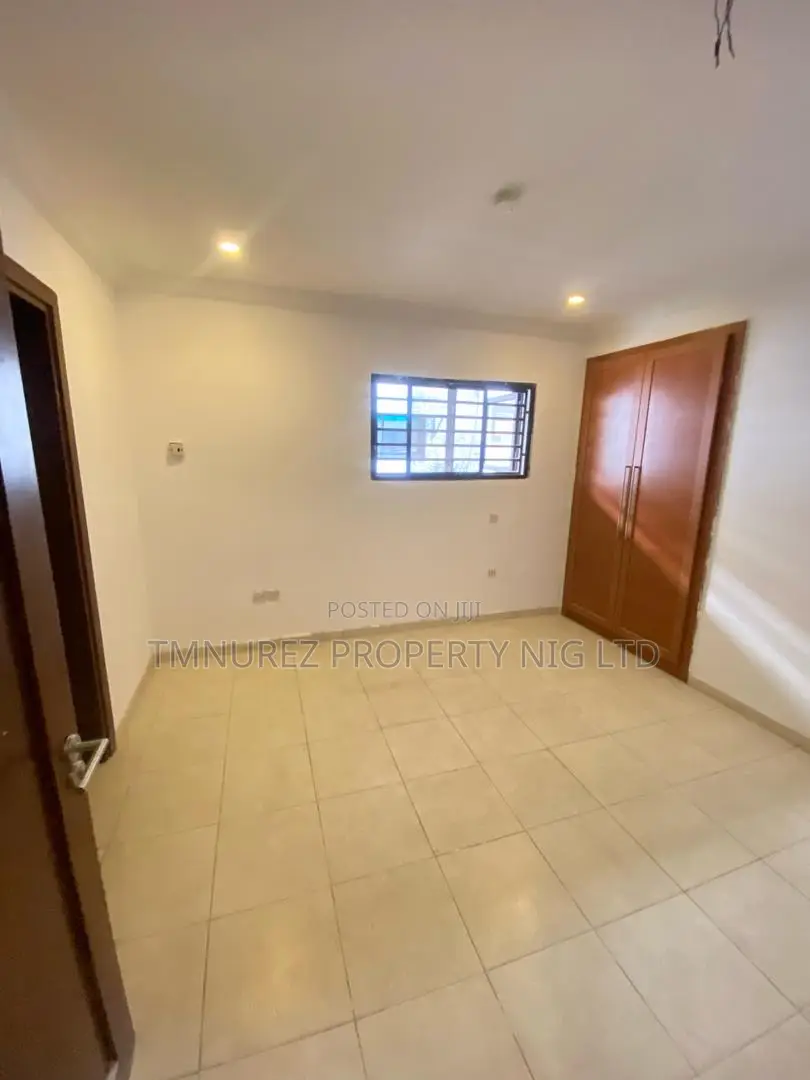 3bdrm Apartment in Lekki Phase1 for rent