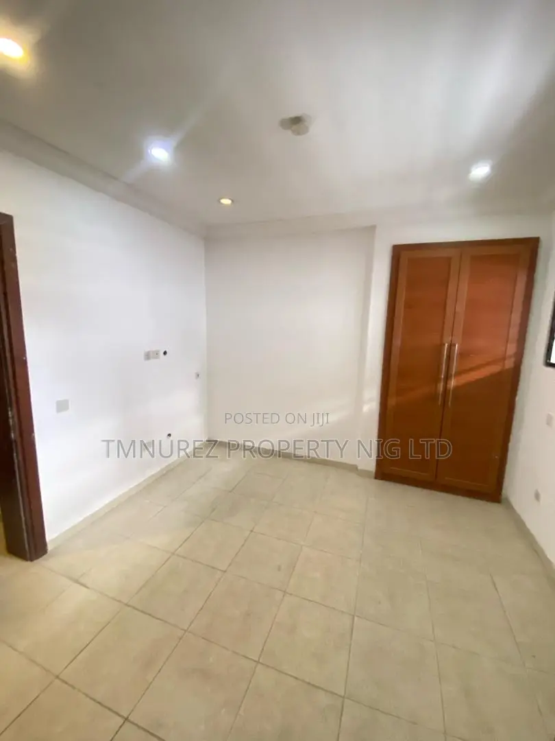 3bdrm Apartment in Lekki Phase1 for rent