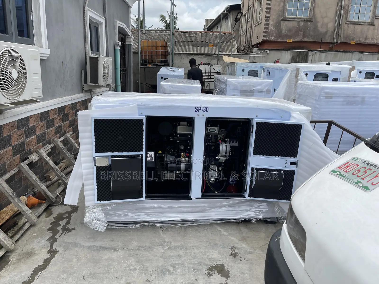 Heavy-duty England Perkins Soundproof Diesel Generator 30kva