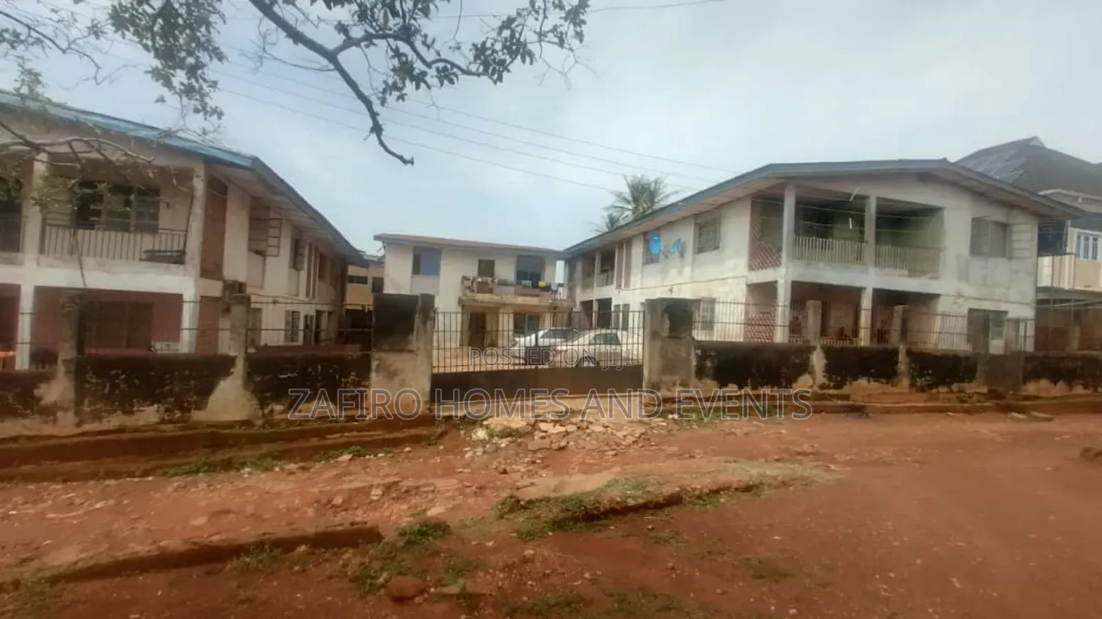 20bdrm Block of Flats in House8, Monatan Rd,, Ibadan for sale