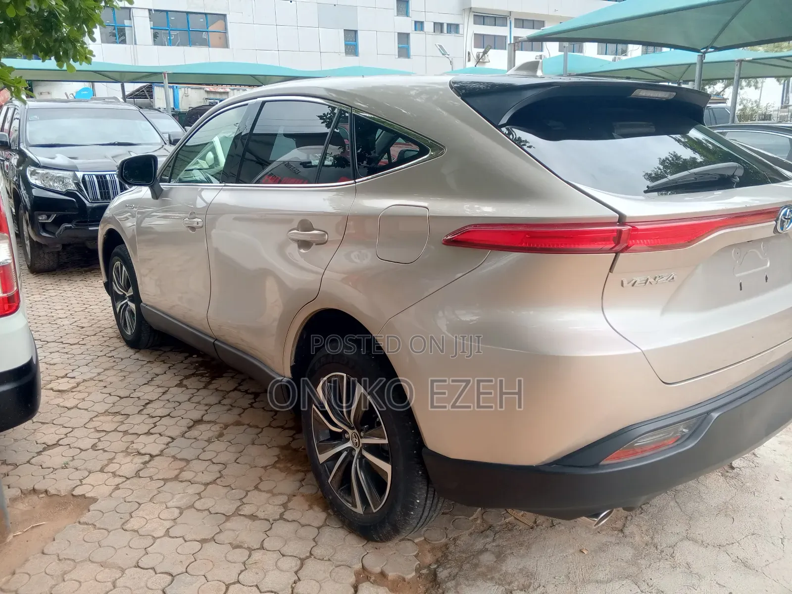 Toyota Venza LE 2021 Gold